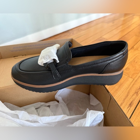 NWT Clarks Black Loafers with Glossy Chain Accent - Picture 11 of 16